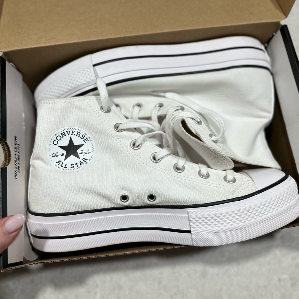 Women’s size 9 converse platform sneakers. All whites. Worn once. Original box